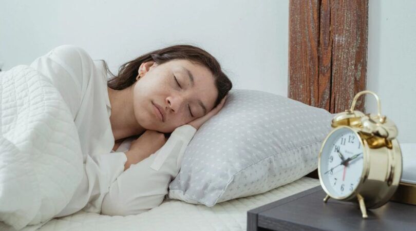 Een meisje die in bed ligt te slapen.