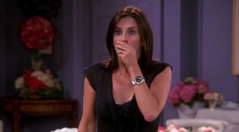 vrouw kijkt geschrokken met hand voor haar mond