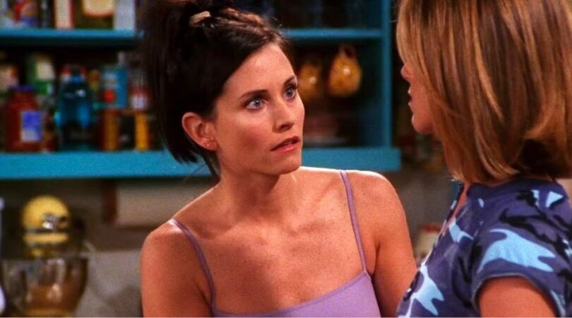 Monica uit Friends kijkt Rachel verschrikt aan.