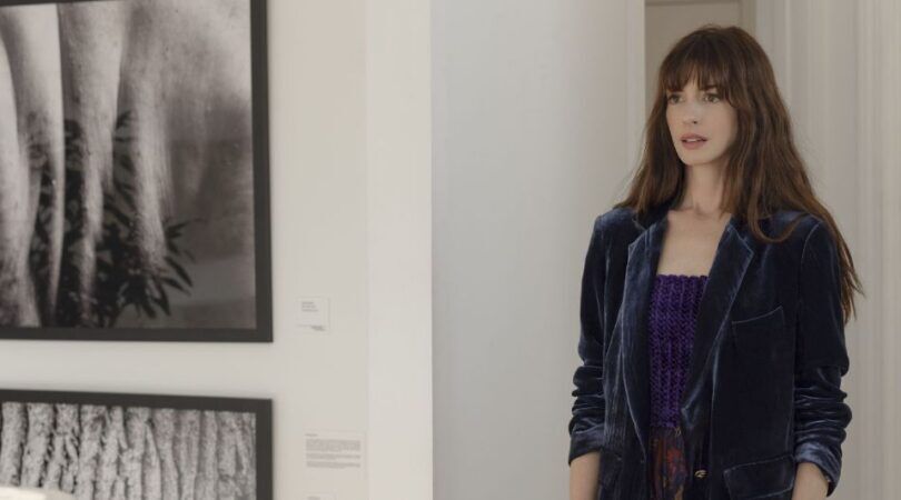 Sc&egrave;ne uit The Idea of You waarin Sol&egrave;ne geschrokken kijkt.