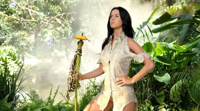 Clip uit de videoclip van Roar waarin Katy Perry zelfverzekerd staat.