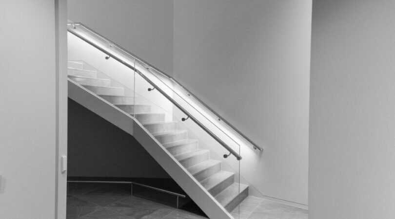 Een zwart-wit foto van een trap.