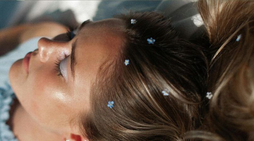 Een meisje dat slaapt met make-up op.