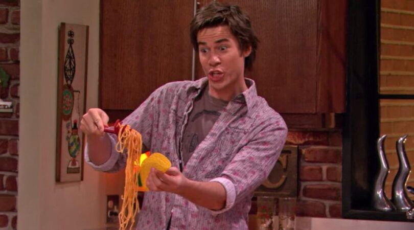 Spencer van ICarly staat met een spaghetti taco in zijn handen.