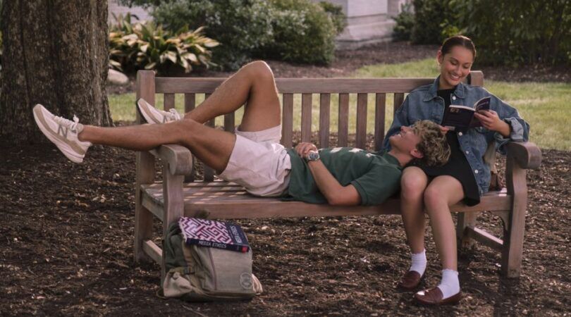 Jeremiah en Belly zitten samen romantisch op een bankje, terwijl Belly voorleest.