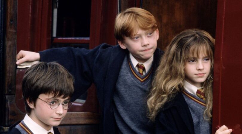 Hermione, Harry en Ron uit Harry Potter staan te wachten bij het perron.