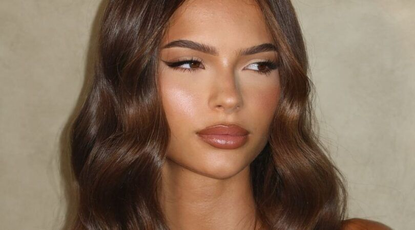 Vrouw met een full-glam make-up look.