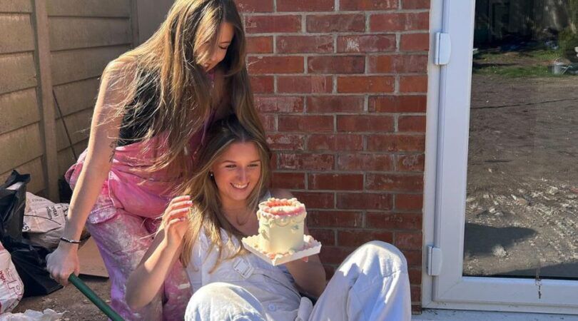 De twee zussen die de flat hebben gekocht.