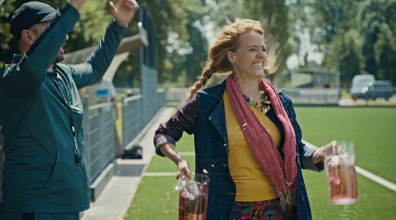 Sc&egrave;ne uit Voetbalouders waar Ilse Warringa aan het springen is.