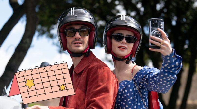 Emily zit samen met haar nieuwe vriend op de scooter.