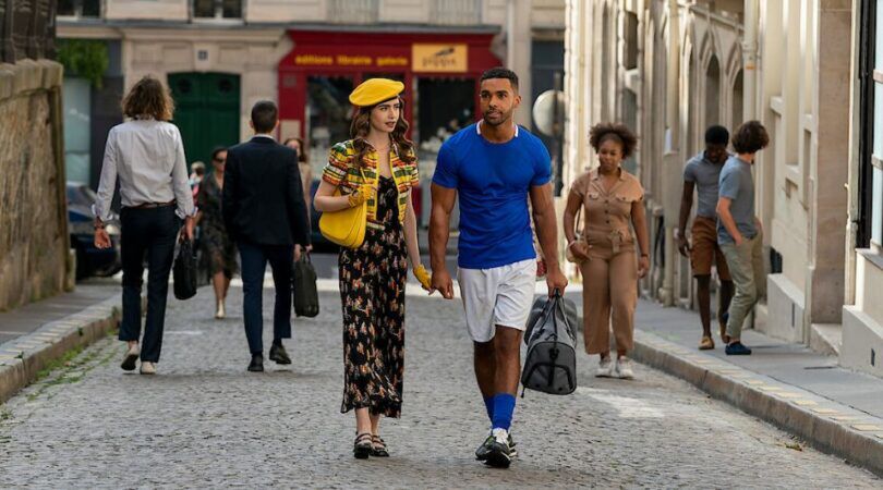 Sc&egrave;ne uit Emily in Paris waarin Emily en Alfie samen lopen.