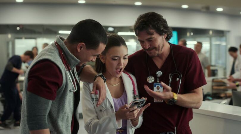 Een jonge vrouw ziet een bericht binnenkomen op haar telefoon.