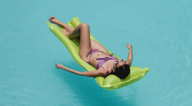 Een vrouw in een zwembad.