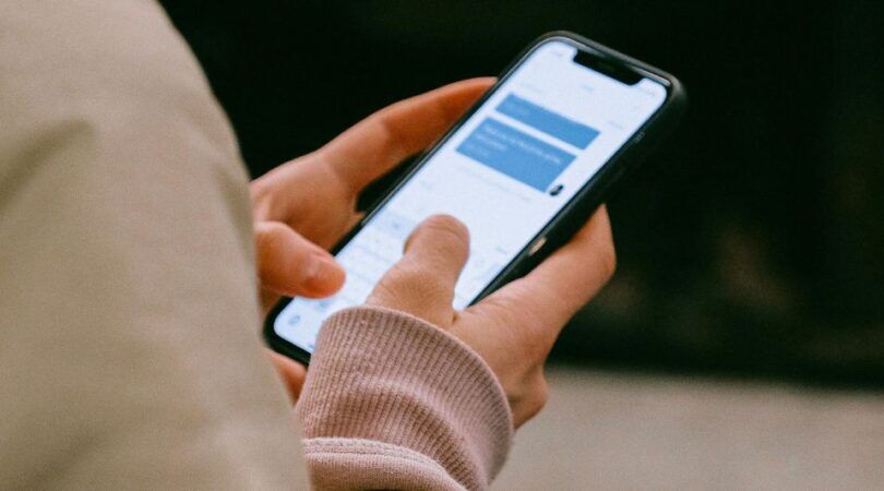 Een meisje dat aan het appen is.