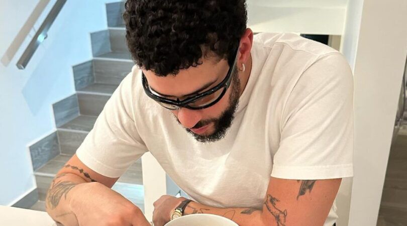 Bad Bunny eet cereal in zijn huis.