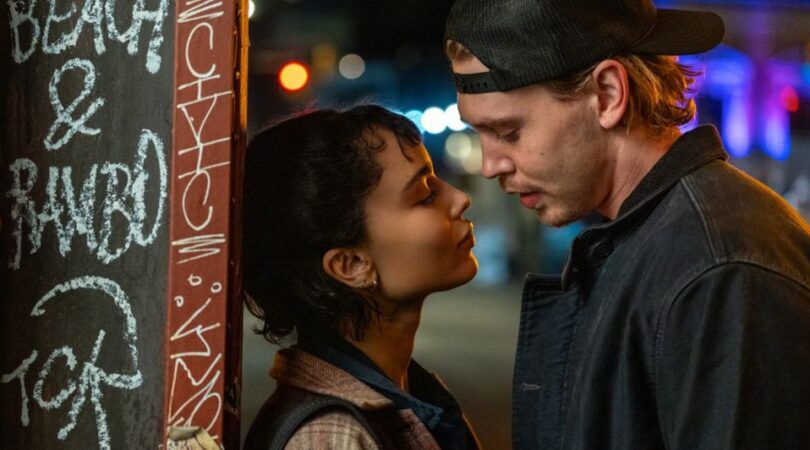 Zo&euml; Kravitz en Austin Butler in Caught Stealing.