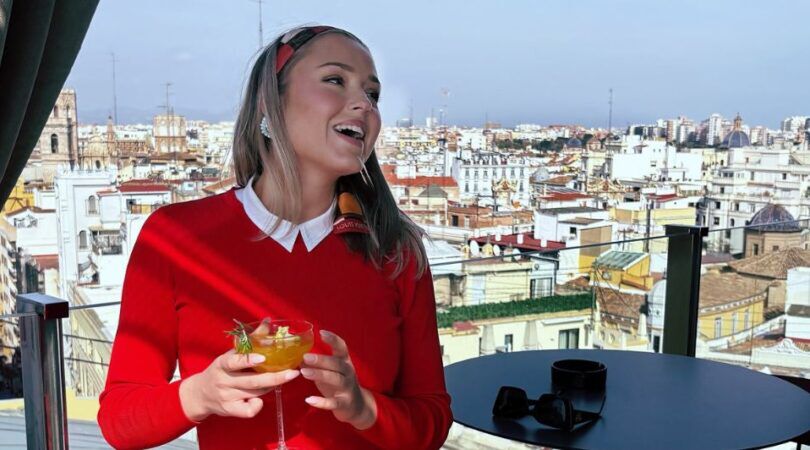Beate in een restaurant met een drankje in haar hand