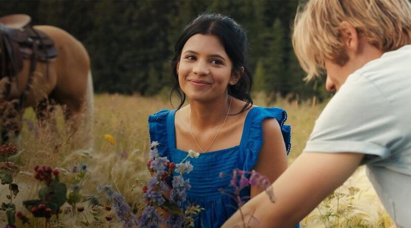 Sc&egrave;ne uit My Life with the Walter Boys waarin Jackie blij naar Cole kijkt.