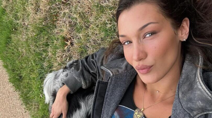 Bella Hadid met haar hond.