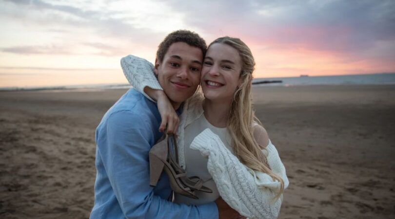 daan en louise uit knokke off knuffelend op het strand