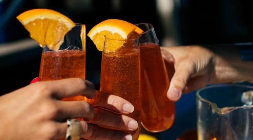 Die mensen die proosten.