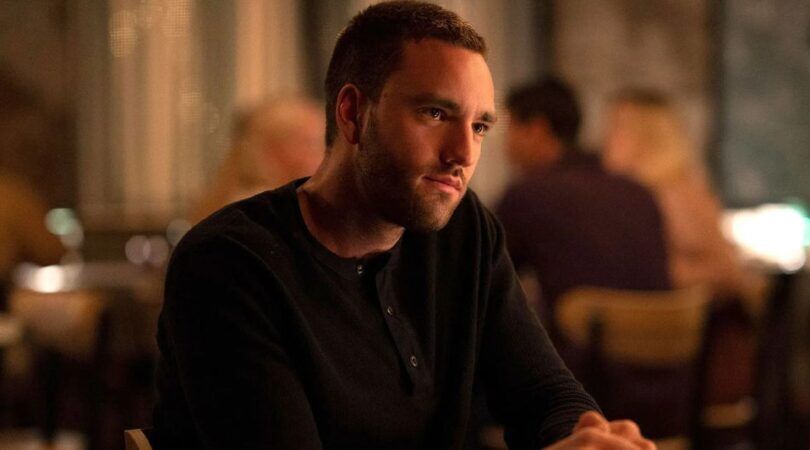 Een man zit aan tafel in een restaurant.