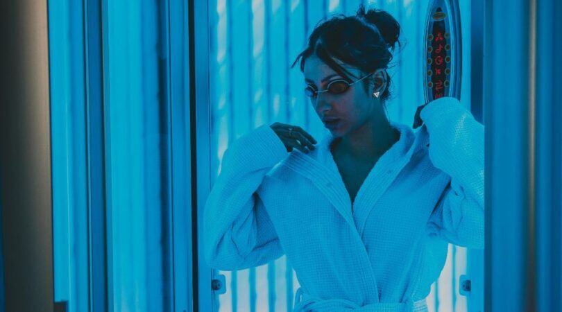 Een vrouw in de zonnebank.