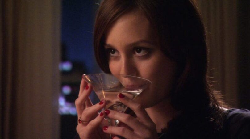 Vrouw neemt een slok uit een glas.