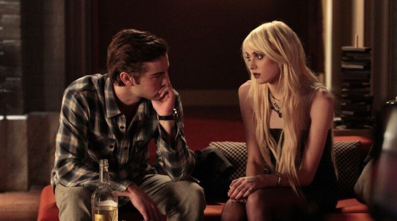 Jongen en meisje praten diepgaand met elkaar.