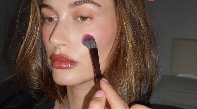 Vrouw doet haar make-up.