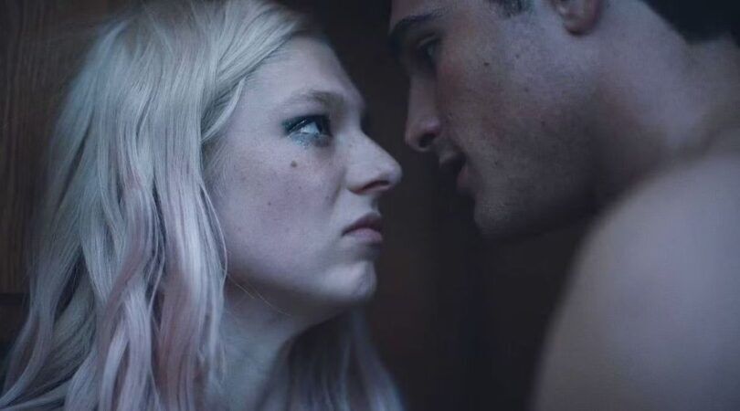 Sc&egrave;ne uit Euphoria waar Jules Nate boos aankijkt.