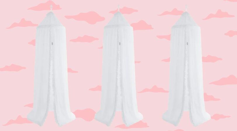 Drie klamboes op een rijtje met een roze achtergrond.