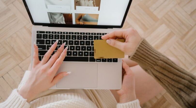 Een vrouw is aan het online shoppen.