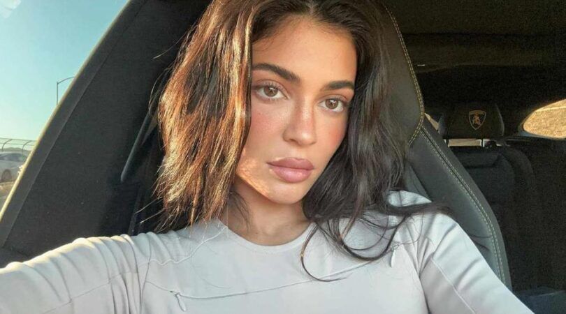Een selfie van Kylie Jenner in de auto.