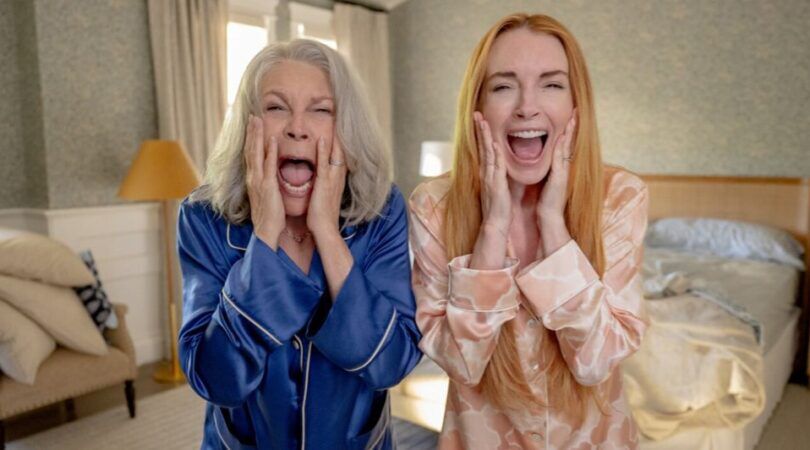 Sc&egrave;ne uit Freakier Friday waar moeder Tess en Dochter Anna schrikken wanneer ze in de spiegel kijken.