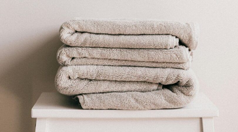 Een foto van een stapel handdoeken.