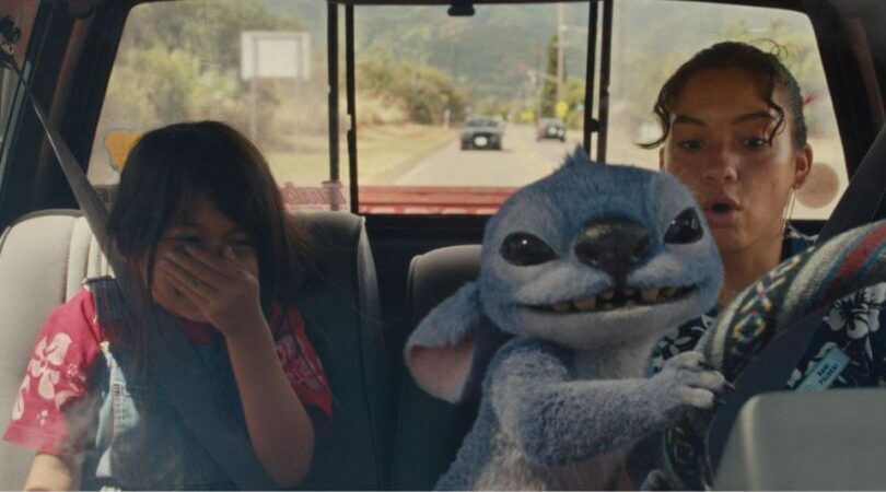 scene in de auto met lilo, stitch en nani