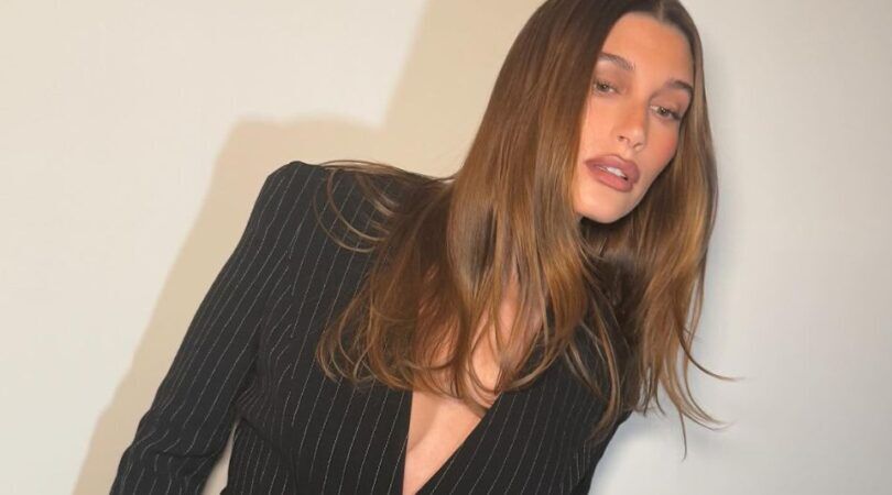 Hailey Bieber draagt een matte liplookje.