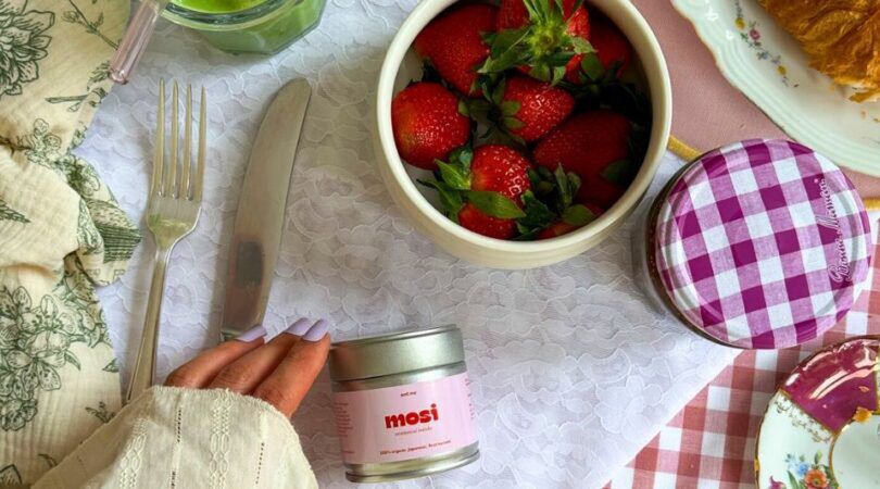 Een gedekte tafel met een ontbijtje en een matchapotje.