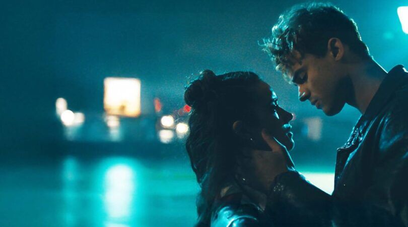 jongen en meisje die gaan zoenen in het donker