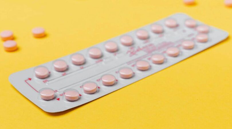 Strip van de pil op een gele achtergrond.