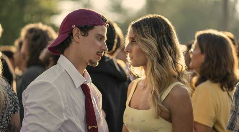 Een scene uit Overcompensating.