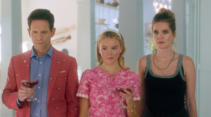 Twee vrouwen en een man kijken langs de camera.