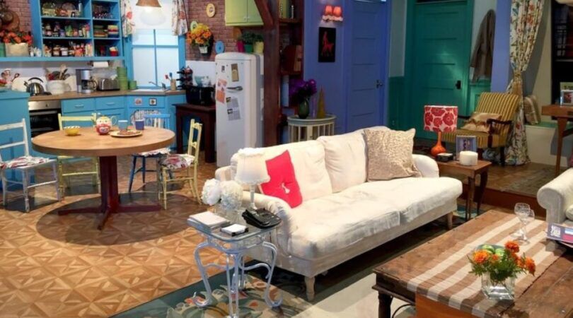 Rommelige maar gezellige huiskamer.