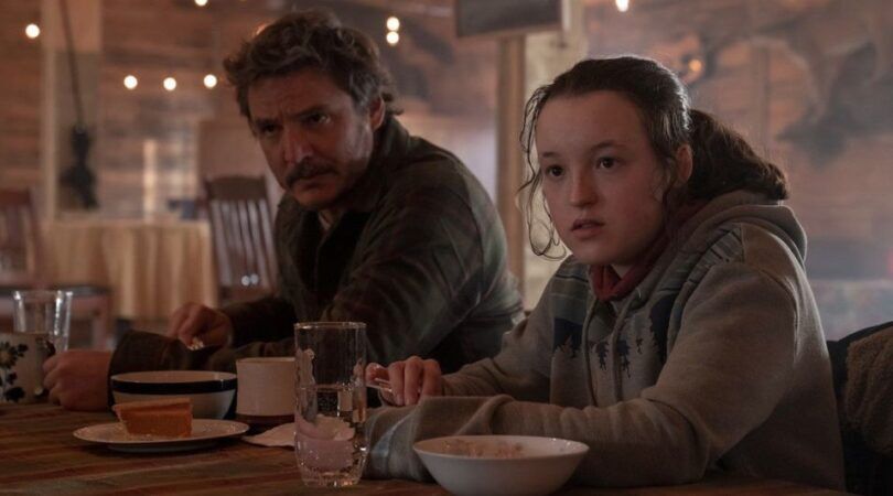 Ellie en Joel zitten in een restaurant.