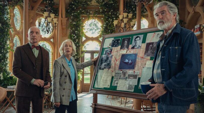 twee mannen en een vrouw voor een bord met verdachten