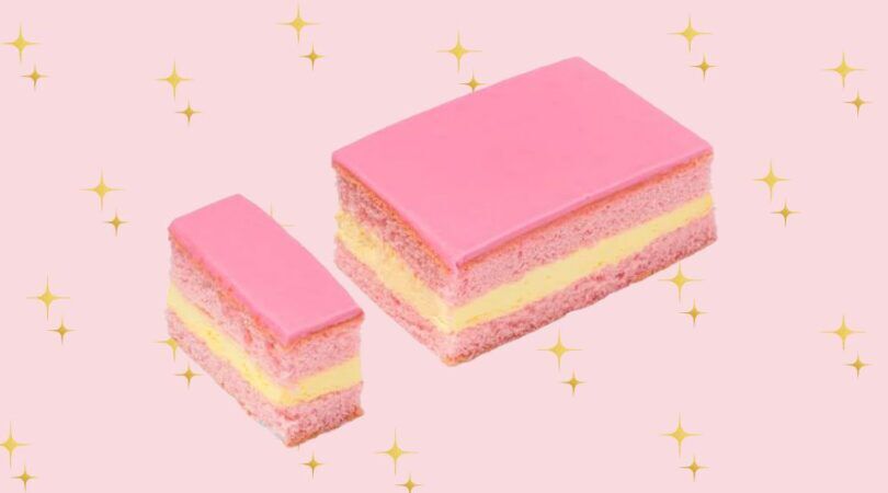 Tompoucetaart op een roze achtergrond met glitters.