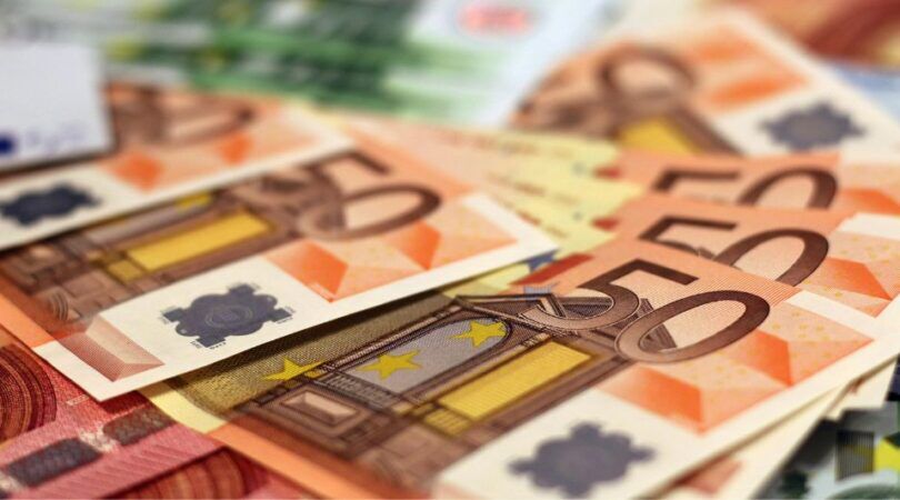 Briefjes van vijftig euro.