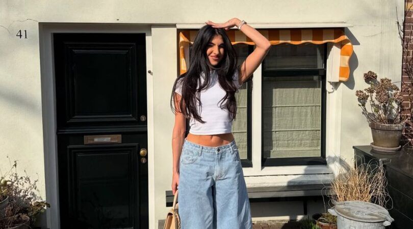 Anna Nooshin staat voor een huis.