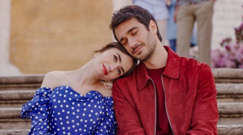 Een koppel zit samen liefkozend op de trap.